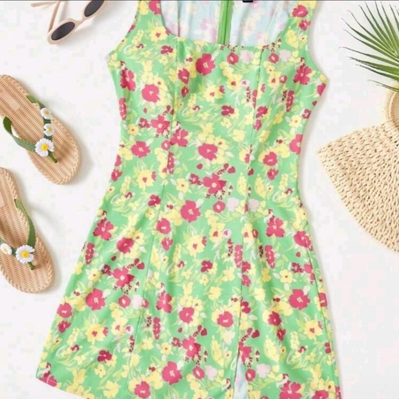 Dresses & Skirts - Vacation Style Green Ditsy Floral Dress